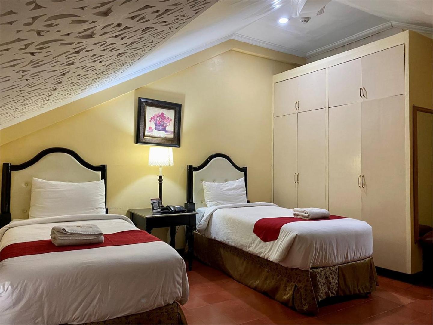 White Knight Hotel Intramuros Маніла Екстер'єр фото