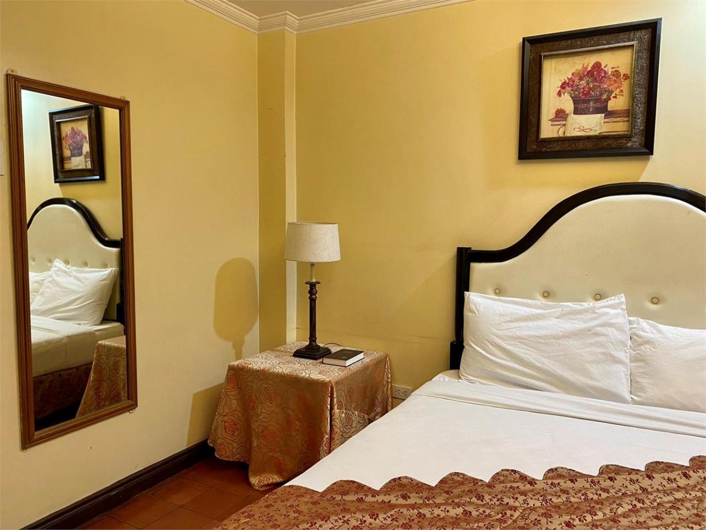 White Knight Hotel Intramuros Маніла Екстер'єр фото