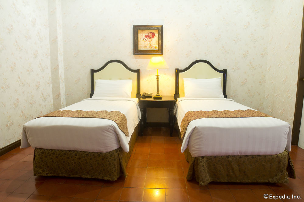White Knight Hotel Intramuros Маніла Екстер'єр фото