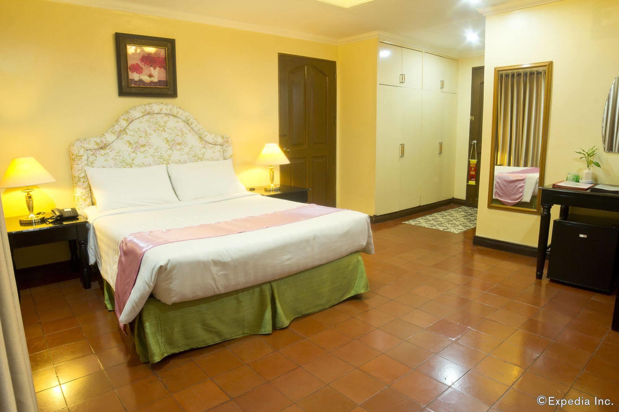 White Knight Hotel Intramuros Маніла Екстер'єр фото