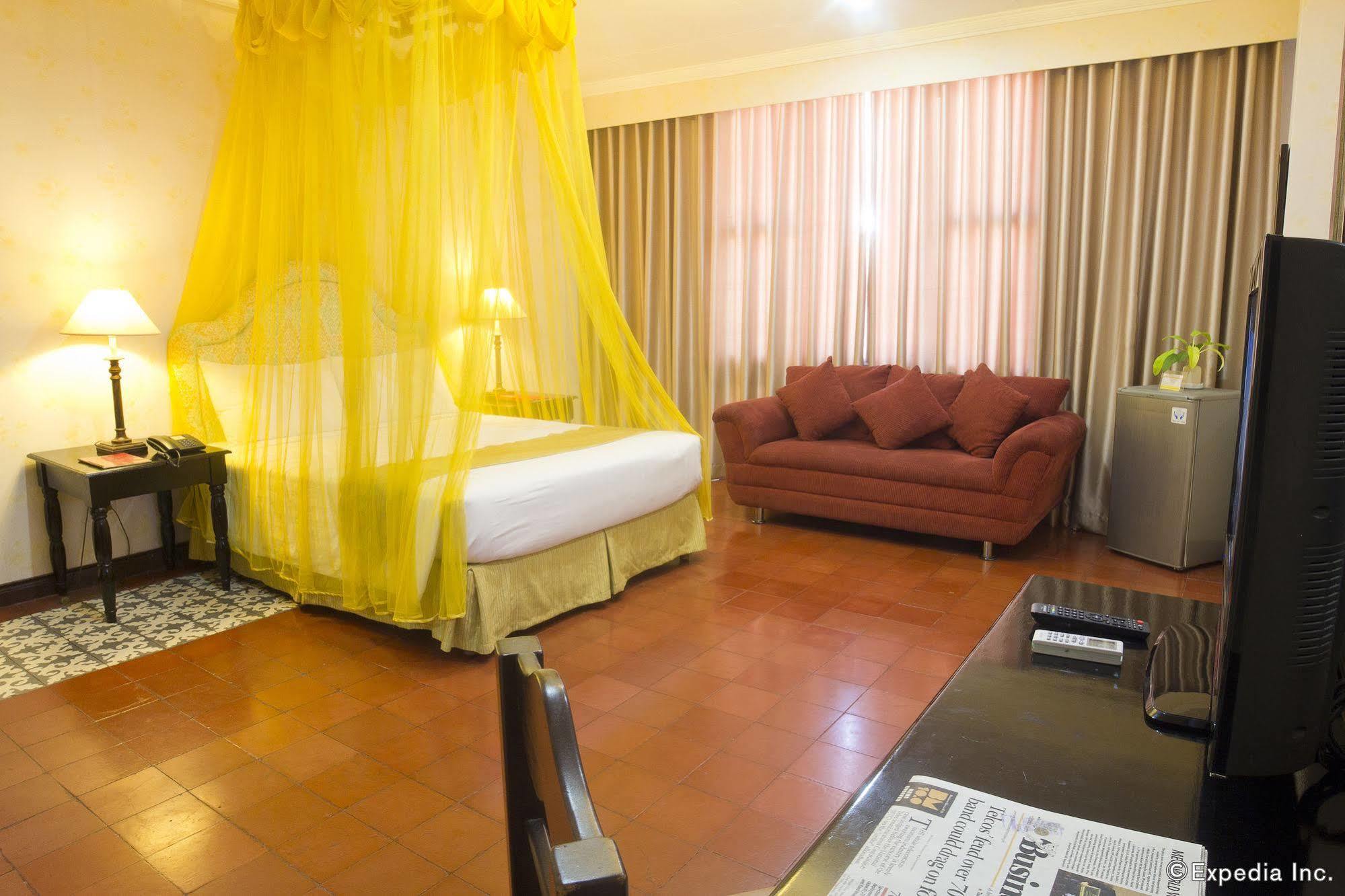 White Knight Hotel Intramuros Маніла Екстер'єр фото